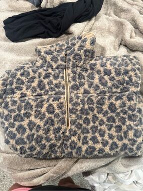 Abercrombie & Fitch Leopard Sherpa Half-Zip Jacket - Beige & Gray